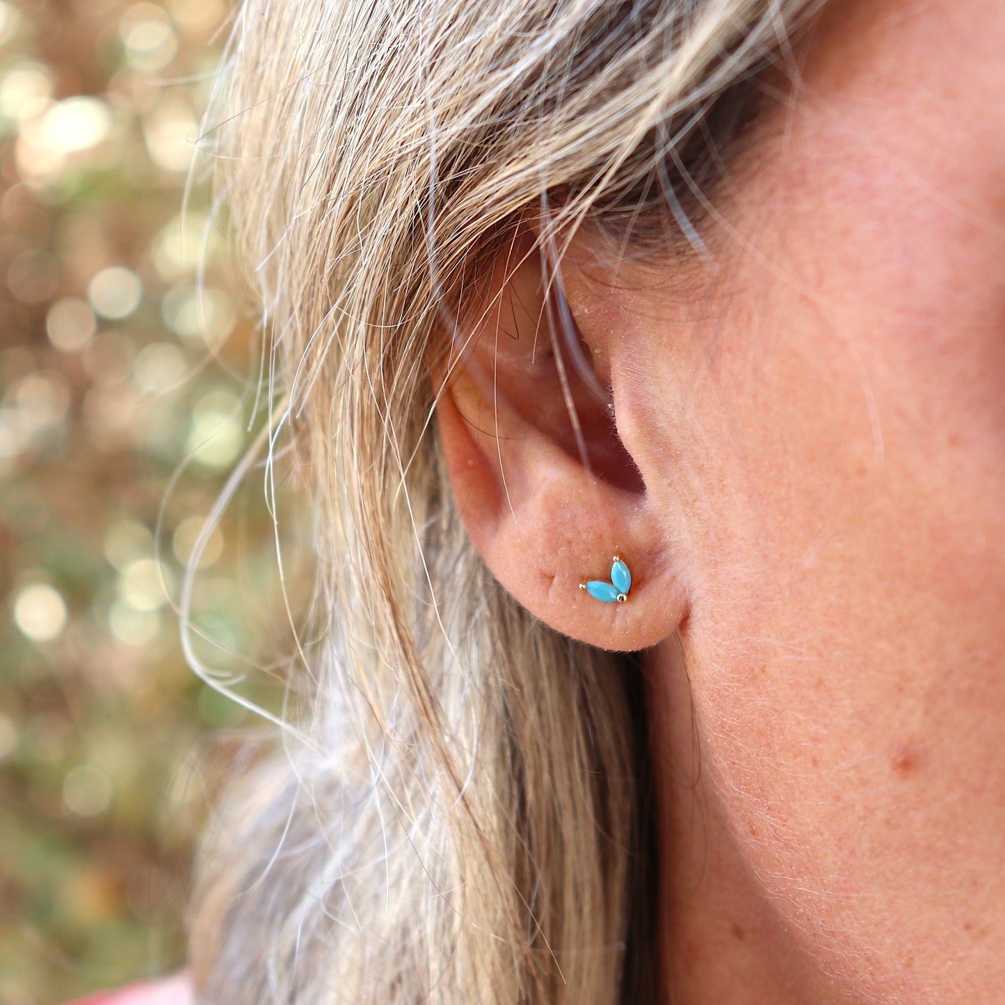 Clous d'oreilles fleur deux pétales turquoises doré ou argent
