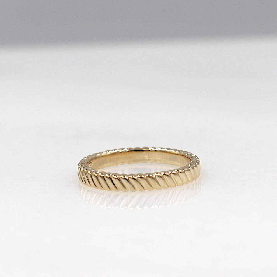 il y a une bague en plaquée or forme striée pour femme à mettre avec d'autres de nos modèles