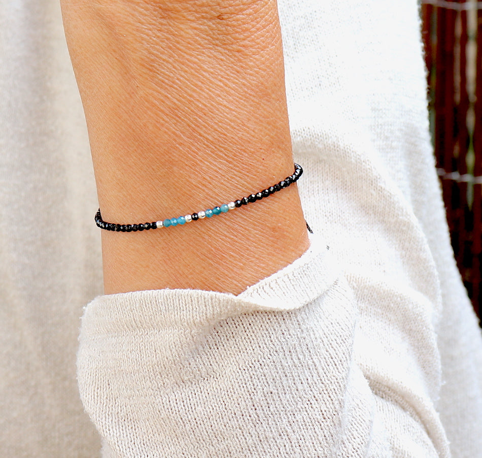 bracelet cordon fin noir et pierres de gemmes facettées noires et bleues pour femme