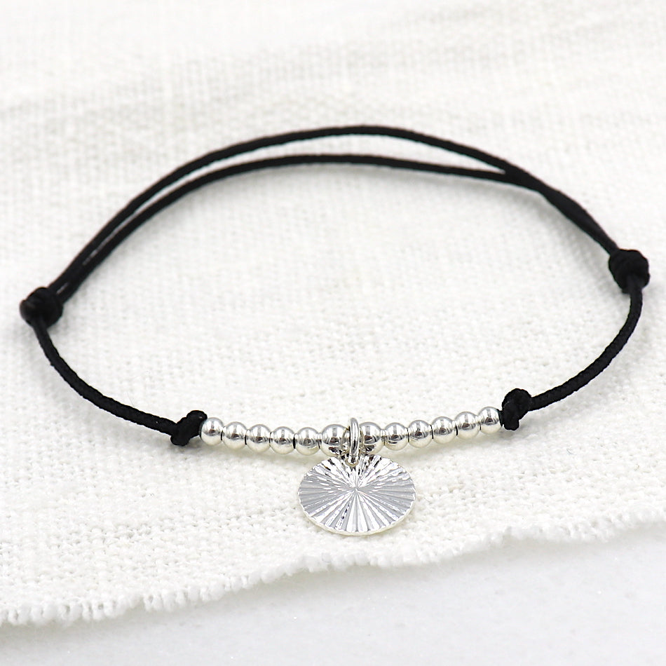 bracelet femme monté avec un cordon haut de gamme  associé à des perles et une médaille striée en argent 925