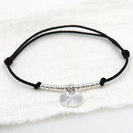 bracelet femme monté avec un cordon haut de gamme  associé à des perles et une médaille striée en argent 925