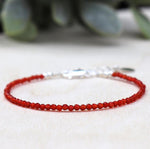 bracelet fin femme monté avec des pierres de gemmes cornaline facettées