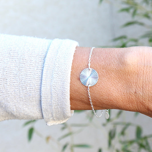 bracelet femme monté avec une chaine fine associée à une médaille striée en argent 925