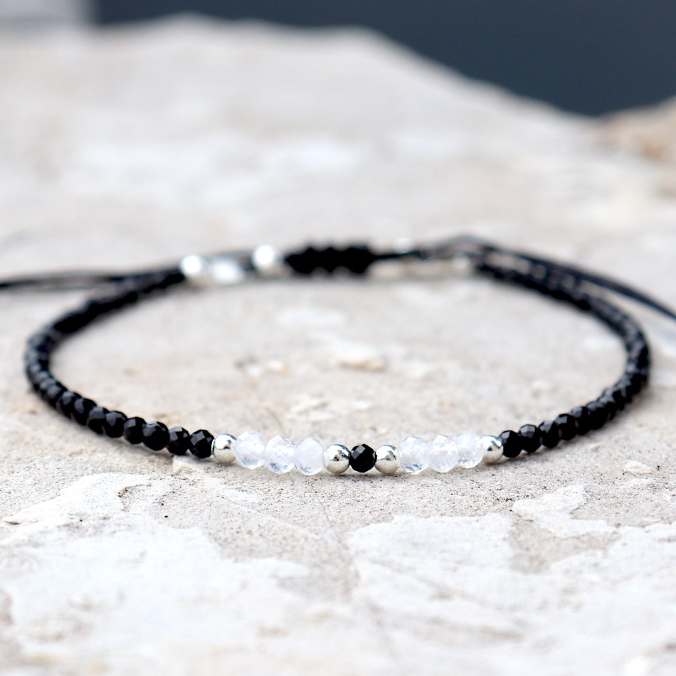 bracelet femme monté avec un cordon noir associé à des pierres de lune et agates noires