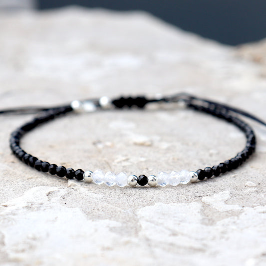 bracelet femme monté avec un cordon noir associé à des pierres de lune et agates noires