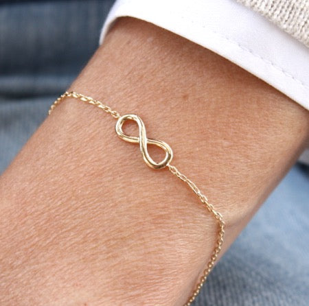 Bracelet infini en plaqué or sur chaine pour femme