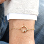 Bracelet femme anneau en plaqué or et zircons sur chaine - unbijouforyou
