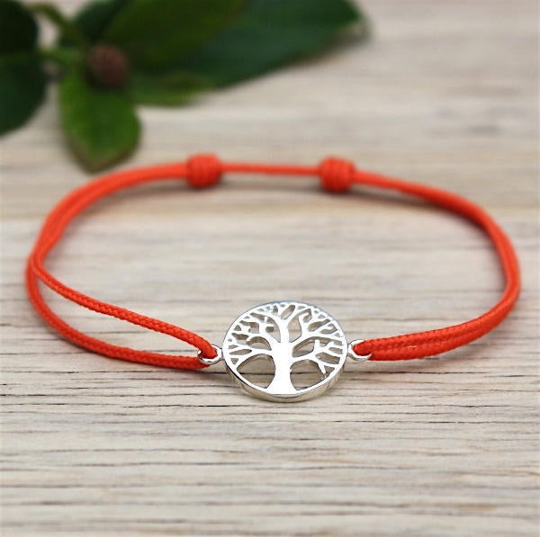 il y a un bracelet femme fait avec une médaille arbre de vie argent montée sur un cordon couleur personnalisable parmi  21 couleurs de cordons en vente sur la boutique en ligne unbijouforyou.fr