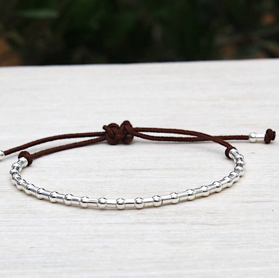il y a un bracelet cordon couleur à choisir associé à des perles et des tubes en argent 925 pour femme