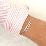 il y a un bracelet cordon en lurex doré clair associé à  des perles en argent 925 pour femme