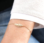 Bracelet plume en plaqué or sur chaine pour femme - unbijouforyou