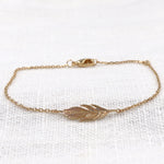 Bracelet plume en plaqué or sur chaine pour femme - unbijouforyou