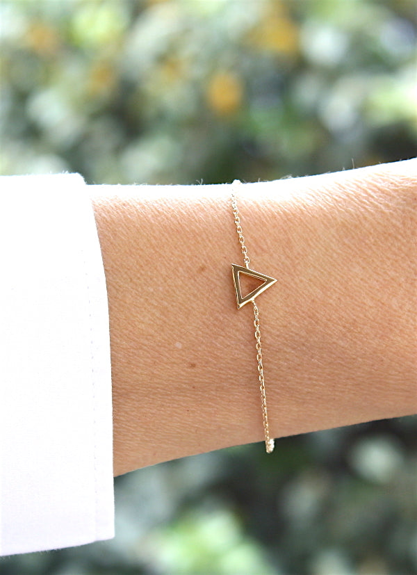 ce bracelet femme chaine en plaqué or est associé à un triangle que  vous pouvez retrouver  dans la rubrique bracelets