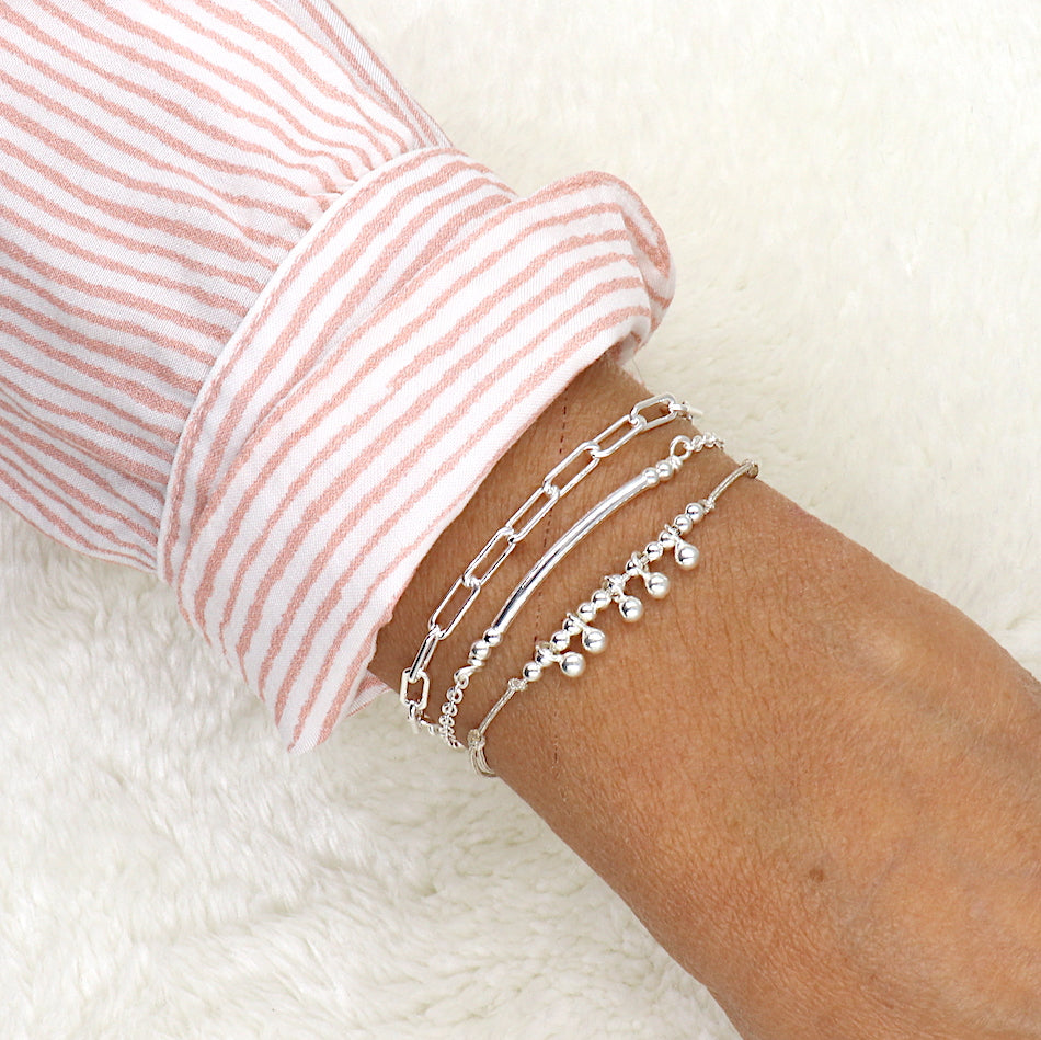 un ensemble de bracelets en argent 925 pour femme présenté sur un poignet