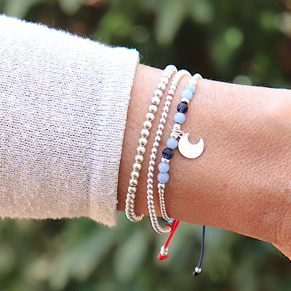 une accumulation de bracelets femme sur cordon haut de gamme présentés sur un poignet