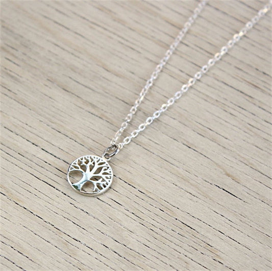 collier arbre vie pour femme sur une chaine en argent 925 sur planche bois blanchi