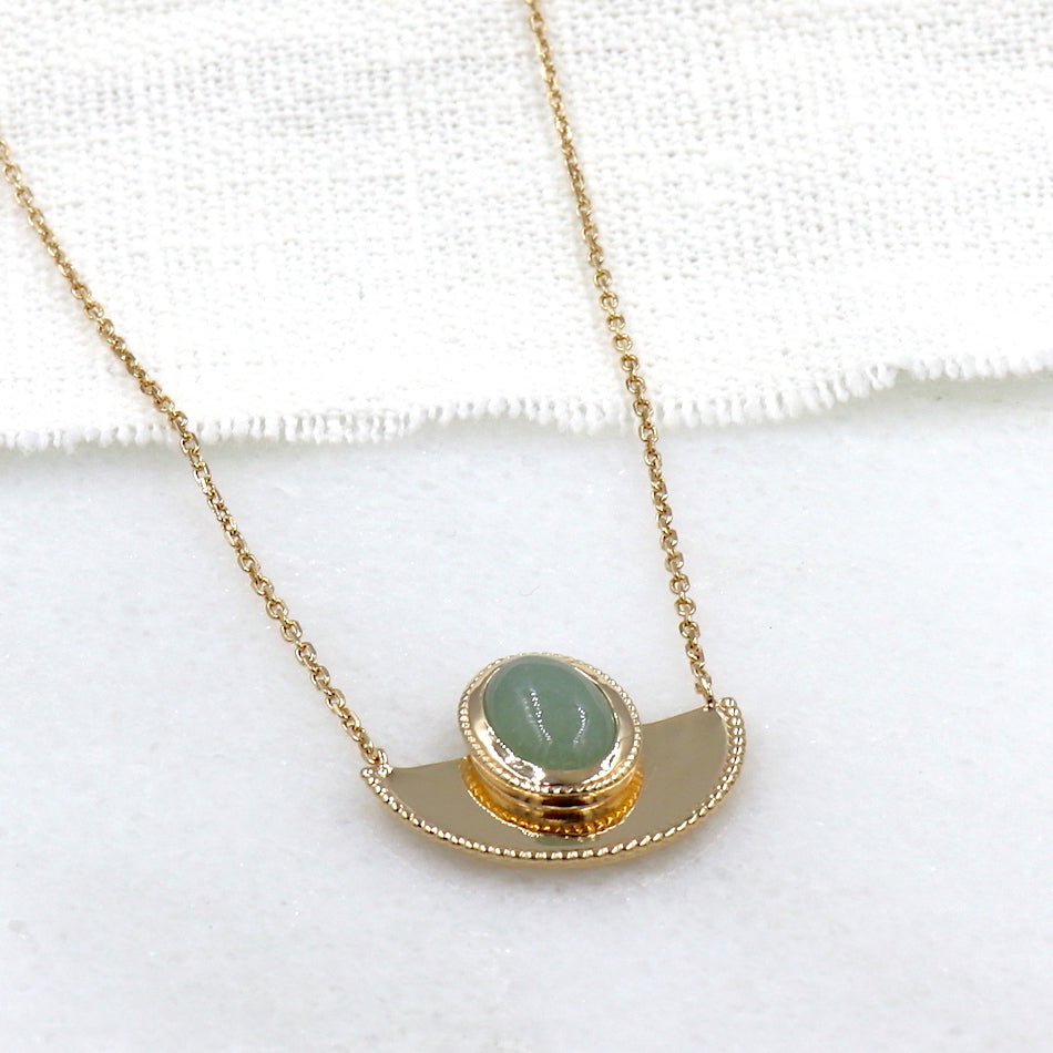 il y a un collier réalisé avec un pendentif forme demi lune plaqué or et une pierre de gemmes ovale en aventurine véritable sur chaine fine