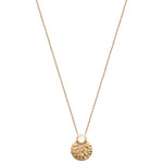 on peut voir un collier en plaqué or monté avec une pierre de lune véritable sertie dans le haut d'une médaille martelée sur chaine