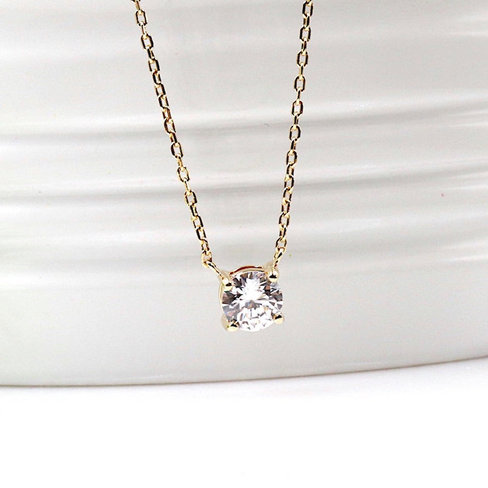 un collier plaqué or solitaire zircon sur chaine pour femme