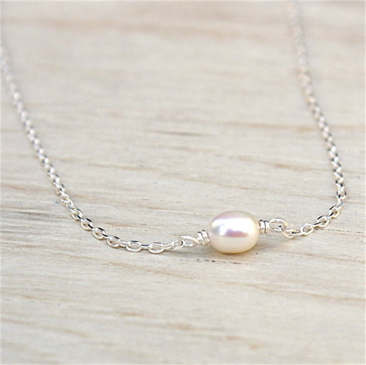 il y a un collier pour femme avec une perle d'au douce montée sur une chaine en argent 925