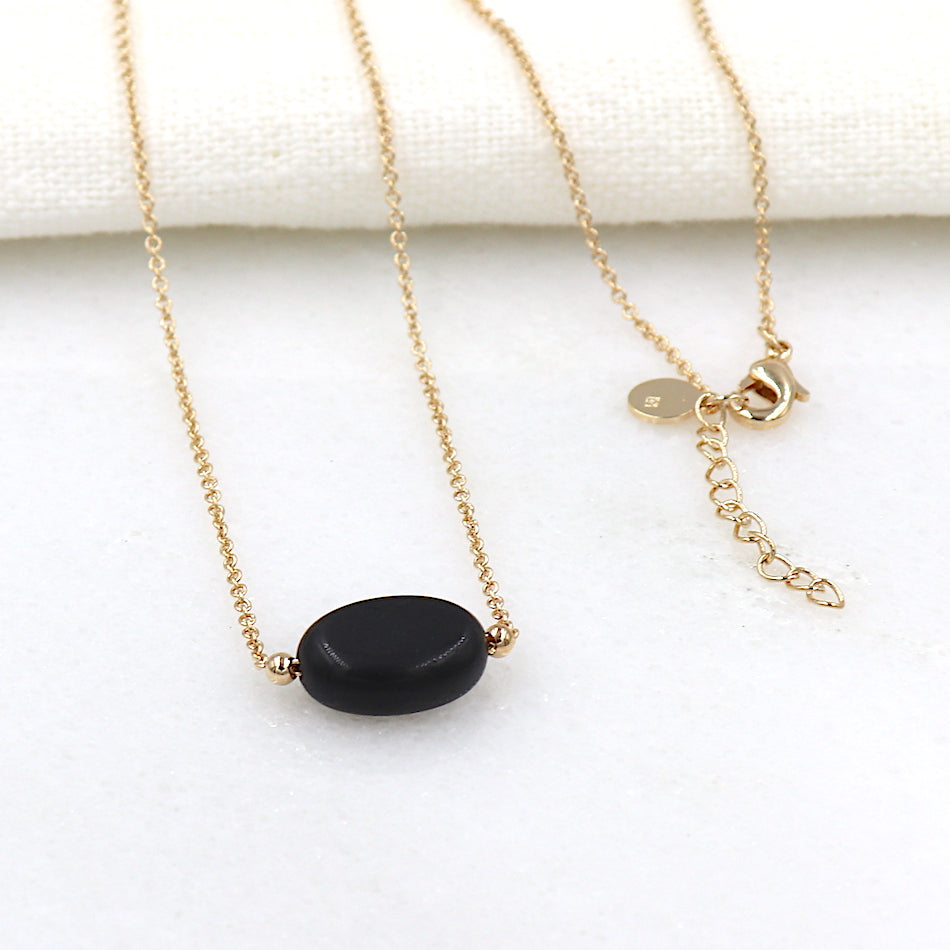 on peut voir un collier pour femme avec une chaine en plaquée or associée à une pierre de gemmes ovales agate noire