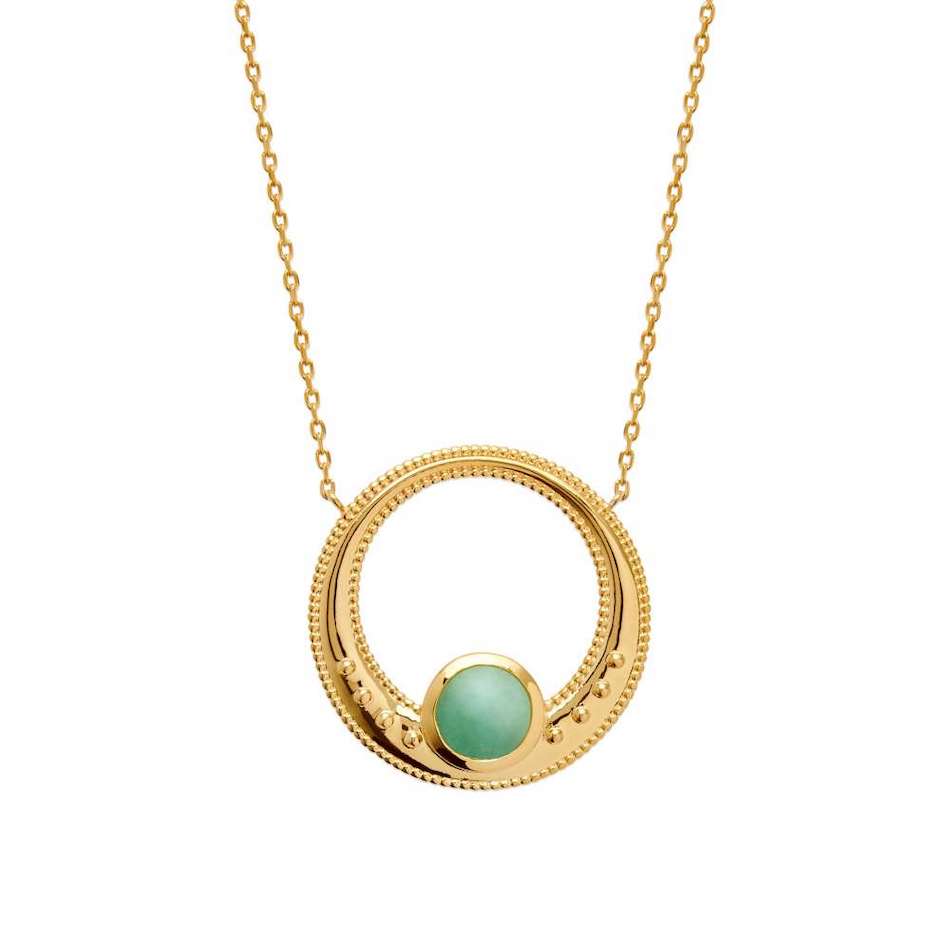 on peut voir un collier pour femme en plaqué or avec un pendentif forme anneau et pierre véritable aventurine sertie
