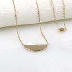 collier femme plaqué or plaque martelée