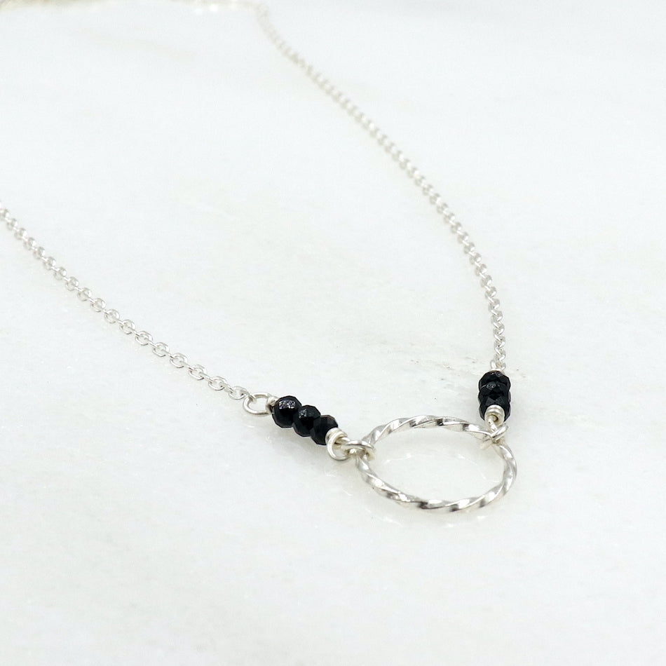 Collier anneau torsadé pierres spinelles noires sur chaine argent,collier femme