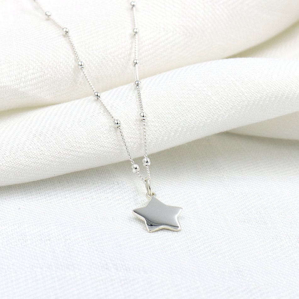Collier femme étoile sur chaine perlée en argent massif