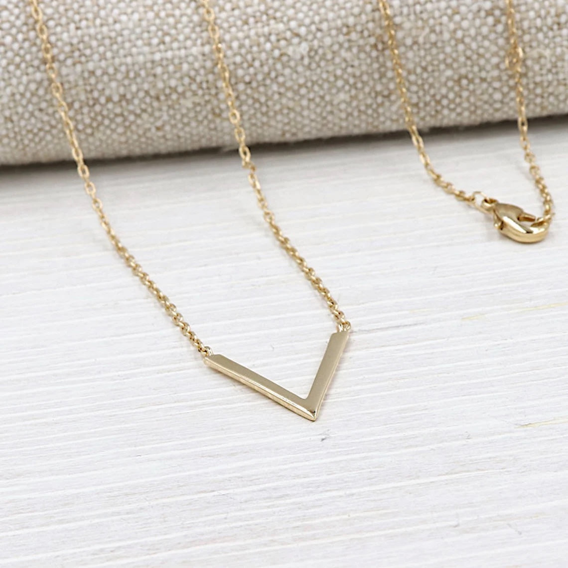 Collier plaqué or  pendentif V pour femme